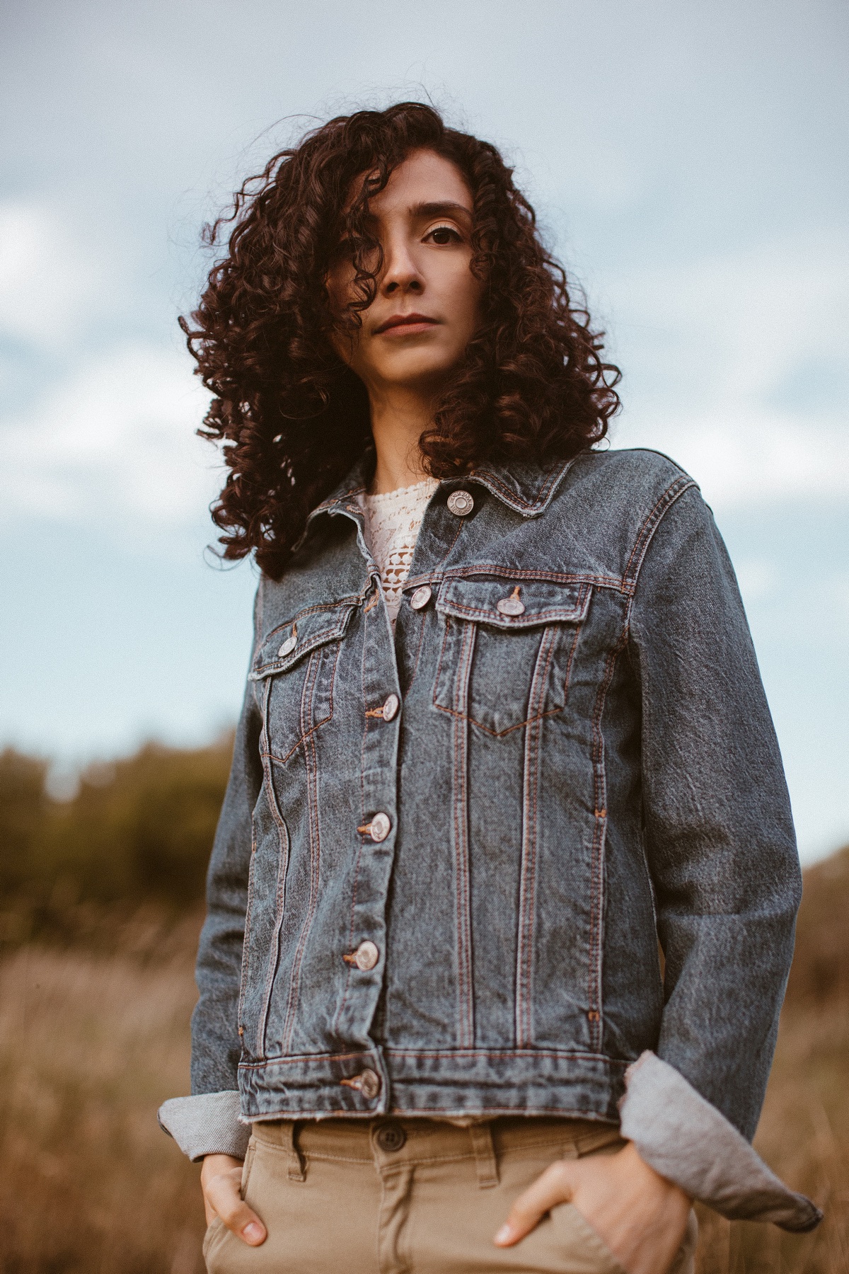 Retrato de Lara Sofía con chaqueta de mezclilla